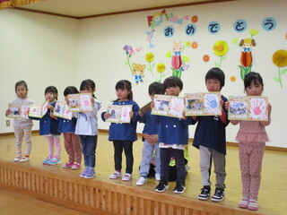 4月生まれの子どもがステージに立っています