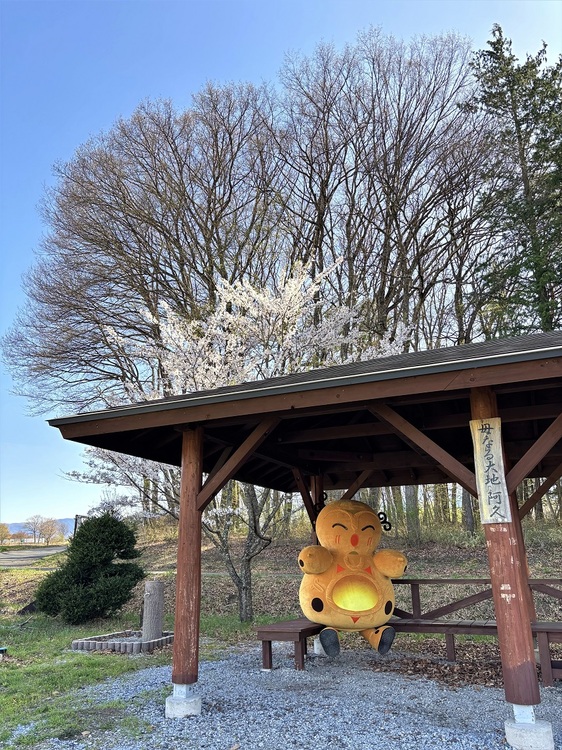 東屋に座るフゥーちゃん