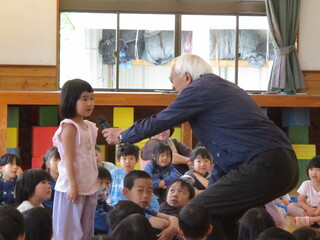 子どもに鳥の名前を聞いています。