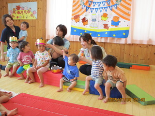 子どもたちが椅子に座り、お祝いされています
