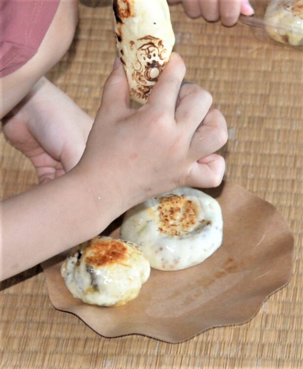 火の女神フゥーちゃんの焼き印がついたおやき