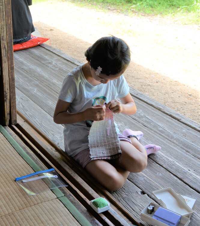 手縫いをしている子ども1