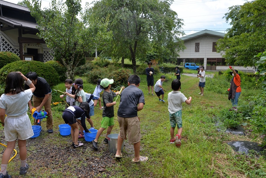 大人と子どもの水鉄砲対戦