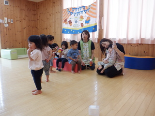子どもたちがお祝いされています。