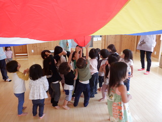 子どもたちがバルーンの下に入っています。