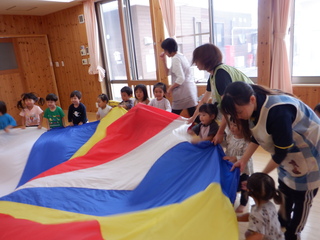 子どもたちがバルーンを楽しんでいます。
