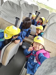 友達とバスに乗って遠足に行っています。