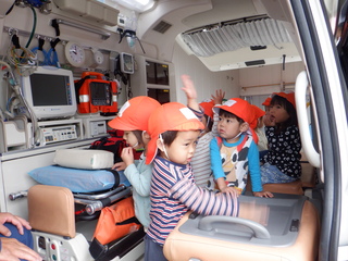 救急車に乗っています。