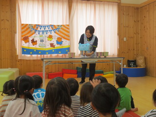 子どもたちがびっくり箱を見て楽しんでいます。