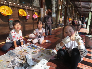 友達と一緒に焼き芋を食べています。