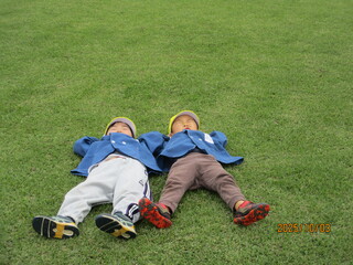 大草原で寝転び、自然の気持ちよさを感じています。