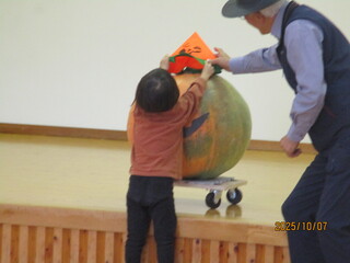 ハロウィンカボチャの顔を作っています。