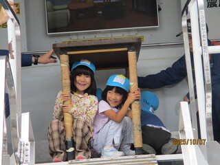 地震体験車に乗っています。