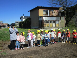 さつまいもが焼きあがるのを楽しみに待っています。