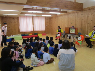 紙芝居の読み聞かせを真剣に聞いています。
