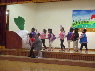 劇、おおきなかぶを楽しんでいます。