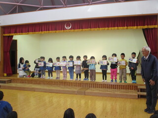 誕生児がお祝いされています。