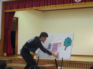 パネルシアターを披露してくれています。