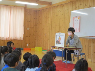 歯科指導の紙芝居を見ています。