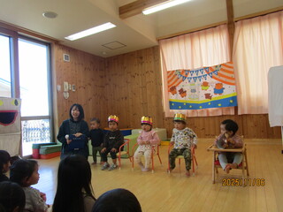 3歳未満児のお友たちがお祝いされています。