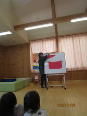 パネルシアターを楽しんでいます。
