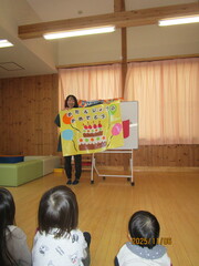 パネルシアターを楽しんでいます。