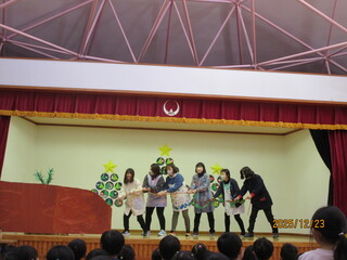 寸劇「おおきなかぶ」を楽しんでいます。