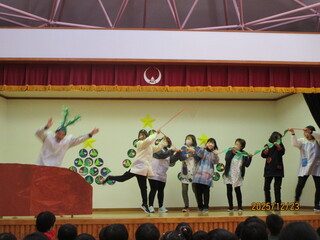 寸劇「おおきなかぶ」を楽しんでいます。