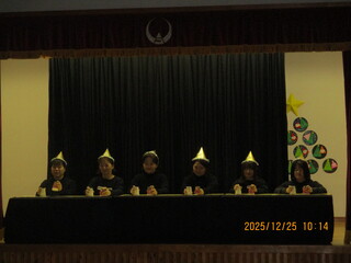 保育士が行う演奏を楽しんでいます。