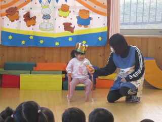 12月生まれの誕生児がお祝いされています。