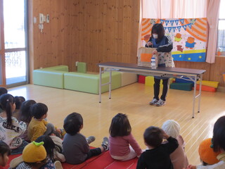 手品を楽しんでいます。