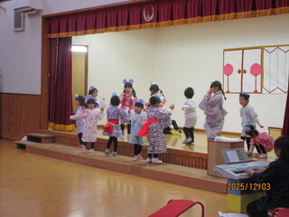 子どもたちが劇遊びをしています。