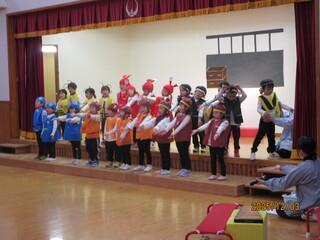 子どもたちが劇遊びをしています。