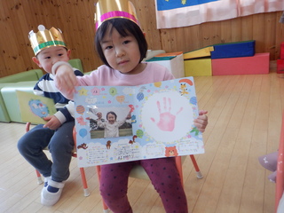 １月のお誕生児がお祝いをされています。