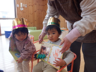 １月のお誕生児がお祝いされています。