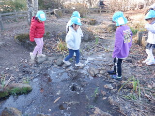 子どもたちが氷の上を歩いています。