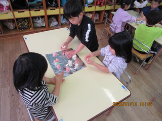 子どもたちが繭玉作りをしています。