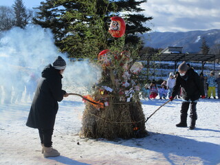 どんど焼きを始めています。