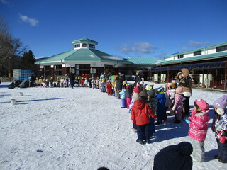 どんど焼きの様子を子どもたちが見ています。
