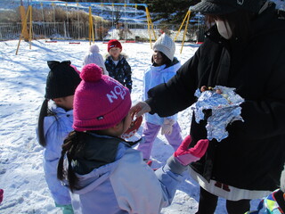 繭玉を食べています。