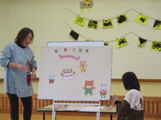 パネルシアターを楽しんでいます。