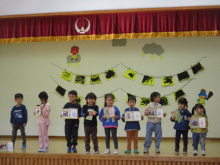 1月のお誕生児がお祝いをされています。