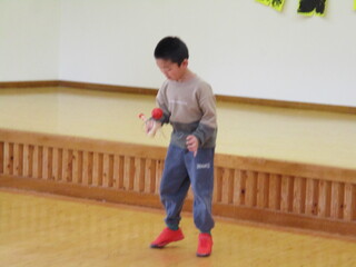 年長児がけん玉を披露しています。