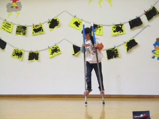 年長児が竹馬を披露しています。