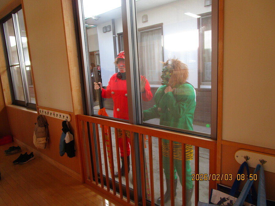 窓から鬼がのぞいています。