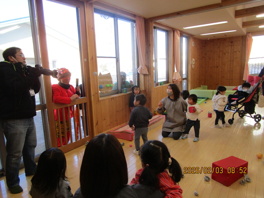 子どもたちが不思議そうに鬼を見ています。