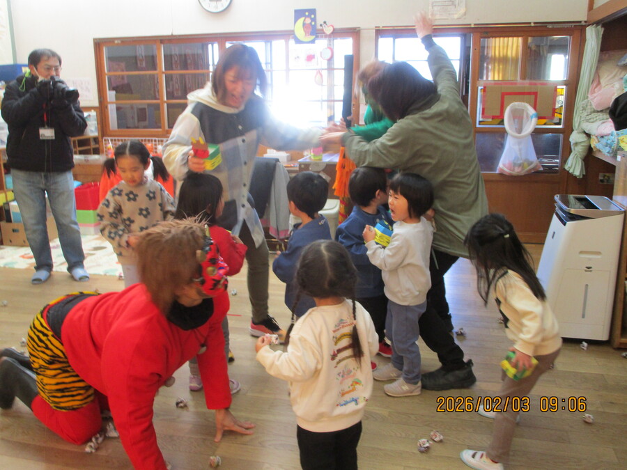 鬼が怖くて泣く子がいます。