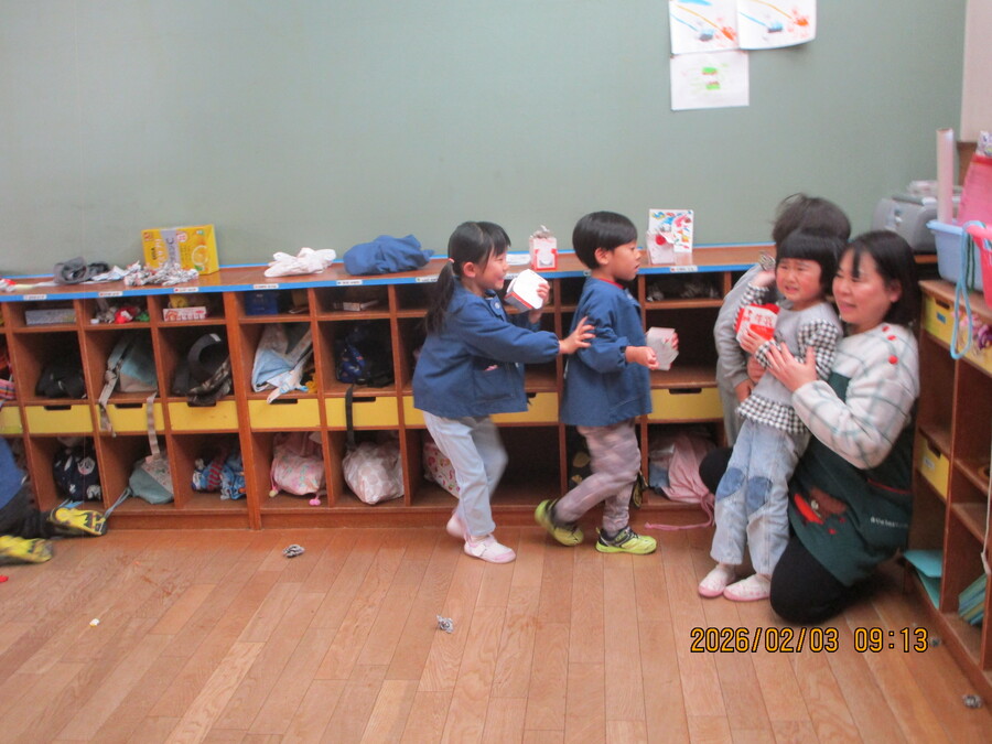 鬼が来て豆まきをしています。