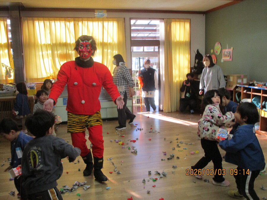 鬼が来て豆まきをしています。