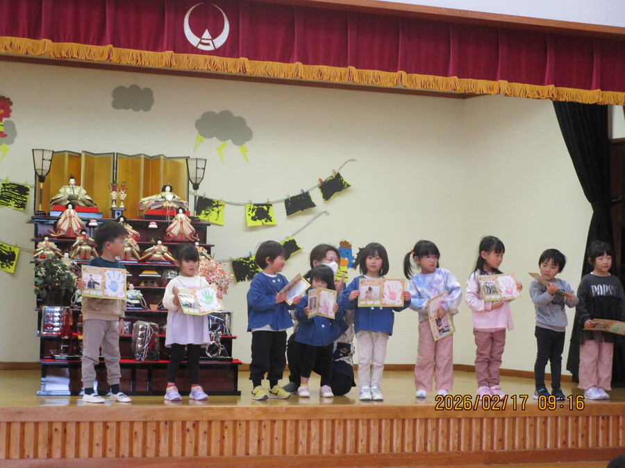 三歳以上児の友だちがお祝いされています。